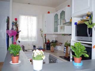 Maison de ville avec jardin, 78m², deux chambres et un bureau.